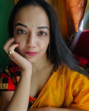 Mishti Basu Instagram - Be your own women crush 😇🔥♥️

@realpallavibasu @pallavibasuu 

#realpallavibasu #saree