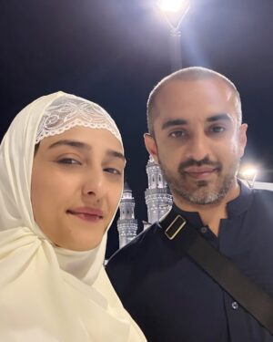 Momal Sheikh Instagram - Jumma tul wida Mubarak. Allah hamari ibadaat aur duwein qabool farmyein 🙏 Duwon main yaad rakhay ga aur ab sab kay liy dhair sari duwein 🤲

Umrah 11.02.25 🤍🤍

My fav abayas 🫶 @rhkabayas