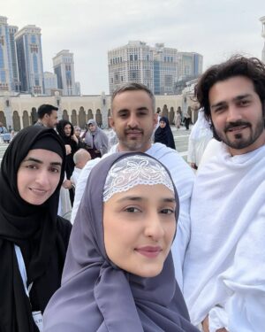 Momal Sheikh Instagram - Jumma tul wida Mubarak. Allah hamari ibadaat aur duwein qabool farmyein 🙏 Duwon main yaad rakhay ga aur ab sab kay liy dhair sari duwein 🤲

Umrah 11.02.25 🤍🤍

My fav abayas 🫶 @rhkabayas
