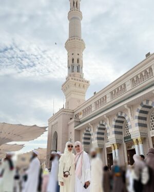 Momal Sheikh Instagram - Jumma tul wida Mubarak. Allah hamari ibadaat aur duwein qabool farmyein 🙏 Duwon main yaad rakhay ga aur ab sab kay liy dhair sari duwein 🤲

Umrah 11.02.25 🤍🤍

My fav abayas 🫶 @rhkabayas