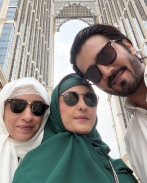Momal Sheikh Instagram - Jumma tul wida Mubarak. Allah hamari ibadaat aur duwein qabool farmyein 🙏 Duwon main yaad rakhay ga aur ab sab kay liy dhair sari duwein 🤲

Umrah 11.02.25 🤍🤍

My fav abayas 🫶 @rhkabayas