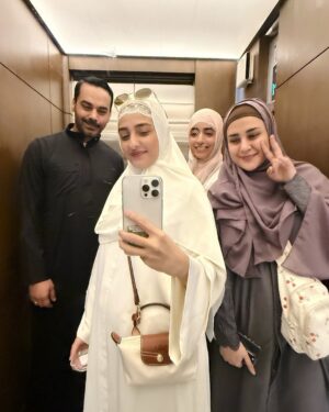 Momal Sheikh Instagram - Jumma tul wida Mubarak. Allah hamari ibadaat aur duwein qabool farmyein 🙏 Duwon main yaad rakhay ga aur ab sab kay liy dhair sari duwein 🤲

Umrah 11.02.25 🤍🤍

My fav abayas 🫶 @rhkabayas