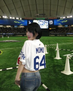 Momo Hirai Instagram - .
MLBで初めてMISAMOで始球式をさせていただきました🤍
貴重な経験できて嬉しかったです⚾️🤍

#MLBTokyoSeries