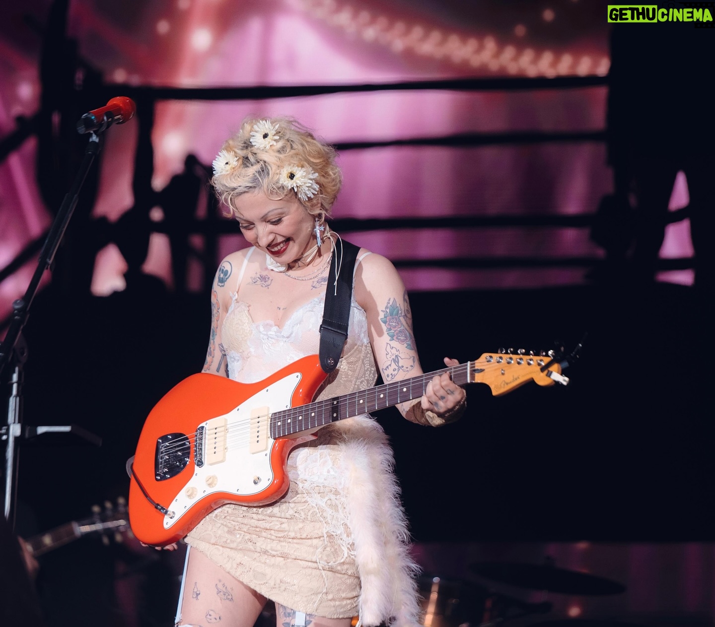 Mon Laferte - 244.8K Likes - Vive Latino 2025, se quedará en mi corazón como uno de los momentos mas especiales de mi vida
Gracias México, no te imaginas cuánto te amo ❤️
Fotos @mayraortizph