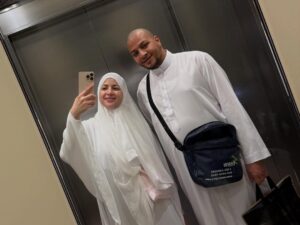 Mona Farouk Instagram - الحمدلله اول عمره رمضان نكون فيها سوا في احسن مكان في دنيا 🤍🕋🙏🏻الحمدللّه على هذه الرحلة المباركة، في قلب مكة المكرمة، محاطًا بالإيمان والامتنان والتواضع. أسأل اللّٰه أن يتقبل دعاءنا ويهدينا إلى الطريق المستقيم.
#umrah #makkah #blessedjourney #alhamdulillah #عمرة #مكة #عائلة_فاروق 
#الحمدللة
الحمدلله رب العالمين 
ربنا يكتبهالها لكل مشتاق🤲🏻