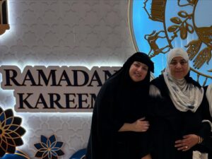 Mona Farouk Instagram - الحمدلله اول عمره رمضان نكون فيها سوا في احسن مكان في دنيا 🤍🕋🙏🏻الحمدللّه على هذه الرحلة المباركة، في قلب مكة المكرمة، محاطًا بالإيمان والامتنان والتواضع. أسأل اللّٰه أن يتقبل دعاءنا ويهدينا إلى الطريق المستقيم.
#umrah #makkah #blessedjourney #alhamdulillah #عمرة #مكة #عائلة_فاروق 
#الحمدللة
الحمدلله رب العالمين 
ربنا يكتبهالها لكل مشتاق🤲🏻