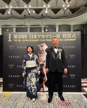 Mone Kamishiraishi Instagram - 昨夜は見渡す限り華々しく、映画の中に迷い込んだようでした。作品や役職の垣根を越えて讃え合う空間に何度も心震えました。

「夜明けのすべて」を経て、映画は語り手であるだけでなく、観客にとっての聞き手、よき相談相手にもなれるのだと知りました。そして、話したいことは話しやすく、守りたいことは守られる世の中であってほしいと願ってやみません。私もよく聞きよく考える人でありたいです。

大好きなお芝居を、明日からも一生懸命追い求めます。そしてこれまでのご縁のひとつひとつに心から感謝しています。ありがとうございました！