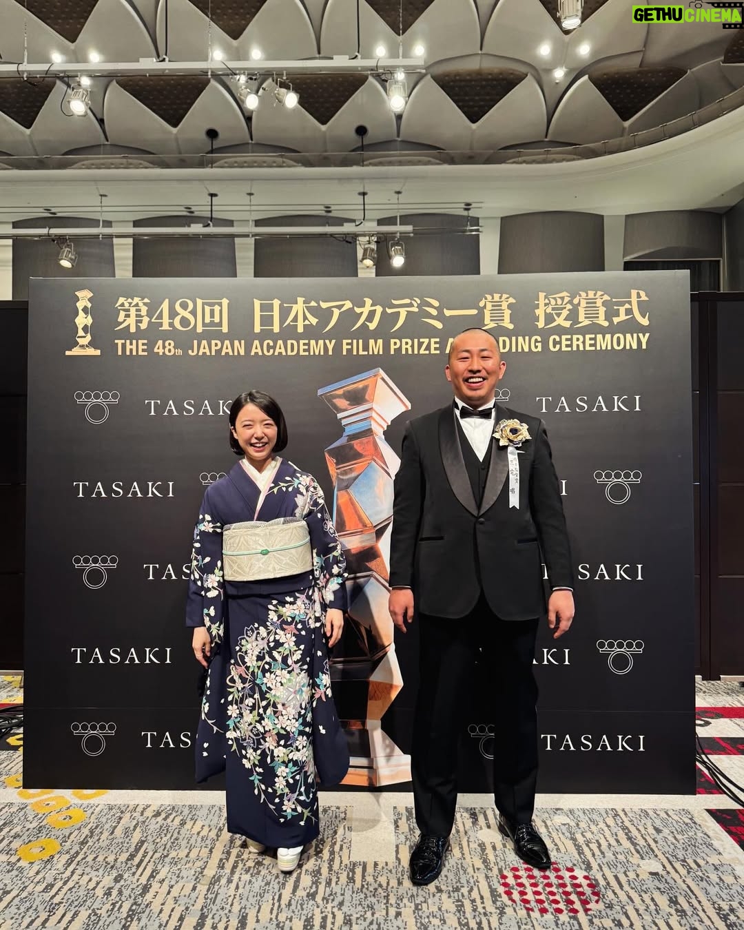 Mone Kamishiraishi - 70.2K Likes - 昨夜は見渡す限り華々しく、映画の中に迷い込んだようでした。作品や役職の垣根を越えて讃え合う空間に何度も心震えました。
「夜明けのすべて」を経て、映画は語り手であるだけでなく、観客にとっての聞き手、よき相談相手にもなれるのだと知りました。そして、話したいことは話しやすく、守りたいことは守られる世の中であってほしいと願ってやみません。私もよく聞きよく考える人でありたいです。
大好きなお芝居を、明日からも一生懸命追い求めます。そしてこれまでのご縁のひとつひとつに心から感謝しています。ありがとうございました!