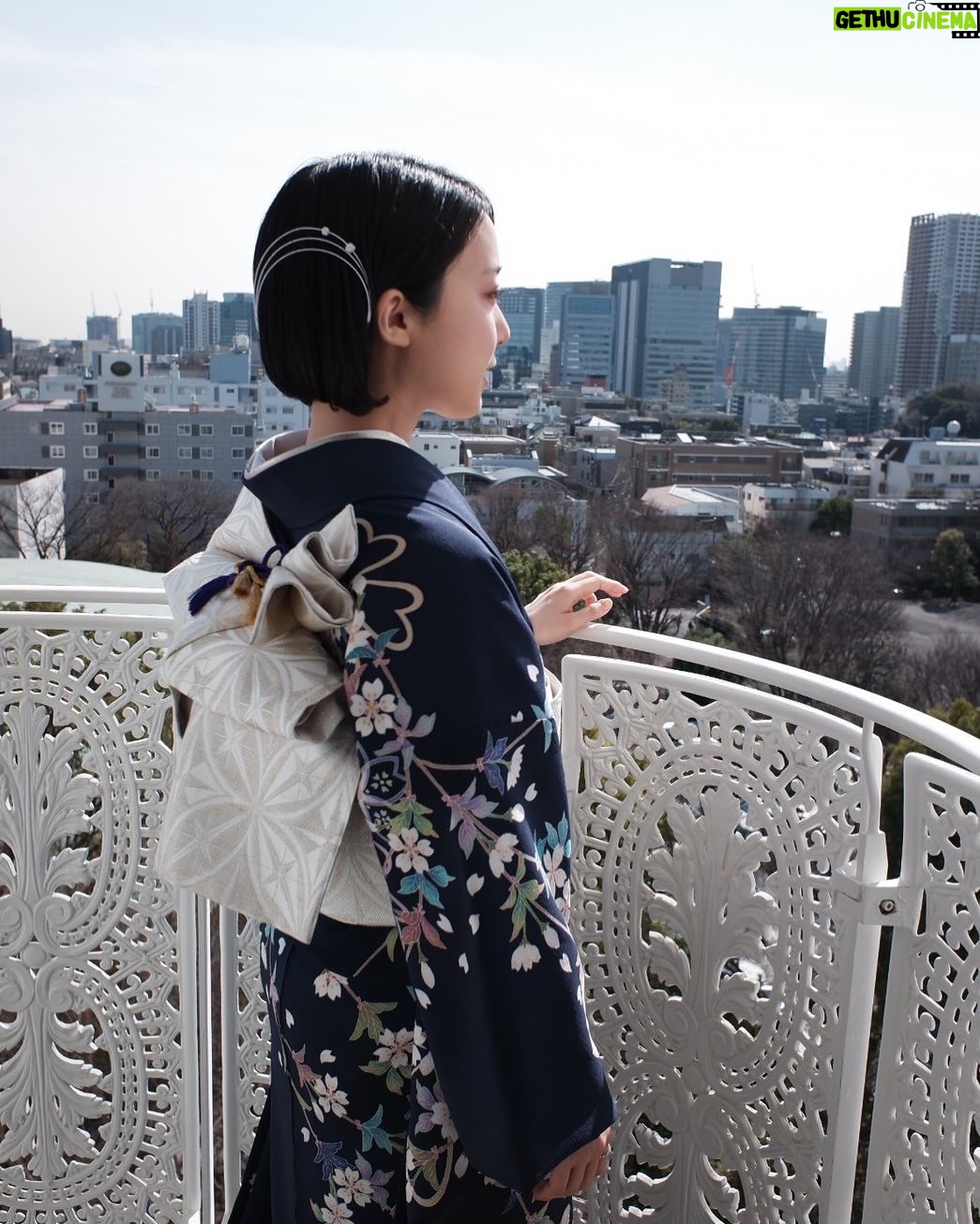 Mone Kamishiraishi - 70.2K Likes - 昨夜は見渡す限り華々しく、映画の中に迷い込んだようでした。作品や役職の垣根を越えて讃え合う空間に何度も心震えました。
「夜明けのすべて」を経て、映画は語り手であるだけでなく、観客にとっての聞き手、よき相談相手にもなれるのだと知りました。そして、話したいことは話しやすく、守りたいことは守られる世の中であってほしいと願ってやみません。私もよく聞きよく考える人でありたいです。
大好きなお芝居を、明日からも一生懸命追い求めます。そしてこれまでのご縁のひとつひとつに心から感謝しています。ありがとうございました!