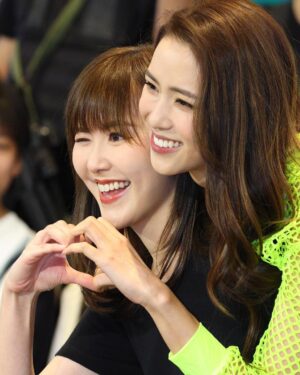 Moon Lau Instagram - 雙劉。其實我哋好鍾意呢個名♥️
有一種感覺 有一種意義
2個女仔嘅扶持 愛護 一齊並肩而行
無論如何 無論槍林彈雨 無論四面受敵 都有你在身邊！
希望大家身邊都有一個「無論如何」嘅佢🥰
tag佢話佢知啦哈哈♥️ 等呢個post充滿祝福同愛♥️

p.s. 條片嘅笑聲😂😂😂 （你估下係邊個😂😂😂）

📸Photo 3-6 by @wosoloo 

#雙劉 #奪命提示