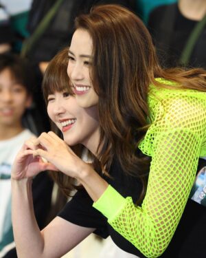 Moon Lau Instagram - 雙劉。其實我哋好鍾意呢個名♥️
有一種感覺 有一種意義
2個女仔嘅扶持 愛護 一齊並肩而行
無論如何 無論槍林彈雨 無論四面受敵 都有你在身邊！
希望大家身邊都有一個「無論如何」嘅佢🥰
tag佢話佢知啦哈哈♥️ 等呢個post充滿祝福同愛♥️

p.s. 條片嘅笑聲😂😂😂 （你估下係邊個😂😂😂）

📸Photo 3-6 by @wosoloo 

#雙劉 #奪命提示