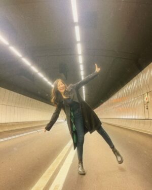 Moon Lau Instagram - 小花絮分享🥰
1 2。好開心喺隧道入面拍攝，成個細路仔咁又跑又跳，完全唔記得係凌晨時分🤪🤪
3 4。拍攝後段每一日都幾乎有好沉重嘅場口，好多時間都係收埋自己喺一二邊，難得可以輕鬆笑吓就拍個照先🥰
5 6 7。有時放飯時間選擇眠一眠嘅姜姐，有好多好同事好朋友會留個飯或者買嘢食比我，好感動，多謝大家錫我🥹🥹🥹🫶🏻🫶🏻🫶🏻
8 9。我幫你影張咁型嘅相，你睇你影左啲咩😂😂😂😂😂😂😂😂😂😂😂😂😂😂😂😂😂😂😂😂 @joelshanchung 

仲有好多相要post，我同姜姐會一路陪住大家😍
請大家今晚8:30繼續多多支持 #奪命提示 ！🥰🥰🥰🤩🤩🤩