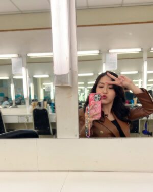Moon Lau Instagram - 小花絮分享🥰
1 2。好開心喺隧道入面拍攝，成個細路仔咁又跑又跳，完全唔記得係凌晨時分🤪🤪
3 4。拍攝後段每一日都幾乎有好沉重嘅場口，好多時間都係收埋自己喺一二邊，難得可以輕鬆笑吓就拍個照先🥰
5 6 7。有時放飯時間選擇眠一眠嘅姜姐，有好多好同事好朋友會留個飯或者買嘢食比我，好感動，多謝大家錫我🥹🥹🥹🫶🏻🫶🏻🫶🏻
8 9。我幫你影張咁型嘅相，你睇你影左啲咩😂😂😂😂😂😂😂😂😂😂😂😂😂😂😂😂😂😂😂😂 @joelshanchung 

仲有好多相要post，我同姜姐會一路陪住大家😍
請大家今晚8:30繼續多多支持 #奪命提示 ！🥰🥰🥰🤩🤩🤩