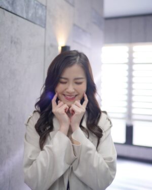 Moon Lau Instagram - 小花絮分享🥰
1 2。好開心喺隧道入面拍攝，成個細路仔咁又跑又跳，完全唔記得係凌晨時分🤪🤪
3 4。拍攝後段每一日都幾乎有好沉重嘅場口，好多時間都係收埋自己喺一二邊，難得可以輕鬆笑吓就拍個照先🥰
5 6 7。有時放飯時間選擇眠一眠嘅姜姐，有好多好同事好朋友會留個飯或者買嘢食比我，好感動，多謝大家錫我🥹🥹🥹🫶🏻🫶🏻🫶🏻
8 9。我幫你影張咁型嘅相，你睇你影左啲咩😂😂😂😂😂😂😂😂😂😂😂😂😂😂😂😂😂😂😂😂 @joelshanchung 

仲有好多相要post，我同姜姐會一路陪住大家😍
請大家今晚8:30繼續多多支持 #奪命提示 ！🥰🥰🥰🤩🤩🤩