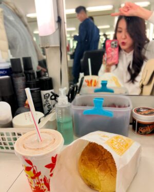 Moon Lau Instagram - 小花絮分享🥰
1 2。好開心喺隧道入面拍攝，成個細路仔咁又跑又跳，完全唔記得係凌晨時分🤪🤪
3 4。拍攝後段每一日都幾乎有好沉重嘅場口，好多時間都係收埋自己喺一二邊，難得可以輕鬆笑吓就拍個照先🥰
5 6 7。有時放飯時間選擇眠一眠嘅姜姐，有好多好同事好朋友會留個飯或者買嘢食比我，好感動，多謝大家錫我🥹🥹🥹🫶🏻🫶🏻🫶🏻
8 9。我幫你影張咁型嘅相，你睇你影左啲咩😂😂😂😂😂😂😂😂😂😂😂😂😂😂😂😂😂😂😂😂 @joelshanchung 

仲有好多相要post，我同姜姐會一路陪住大家😍
請大家今晚8:30繼續多多支持 #奪命提示 ！🥰🥰🥰🤩🤩🤩