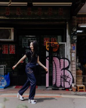 Moon Lee Instagram - 《器子》首映的那一天❤️💫⚾️
這麼多年過去，這個故事終於能呈現在大銀幕上的感覺，真好！

@organchild.movie 

.
💫 @chanelofficial 
✨ @quentilu 
🌷 @chloec_mfbb @mfbb.official 
🤍 @juntsai__ @chuanchuanstudio 
🍪 @zhutor