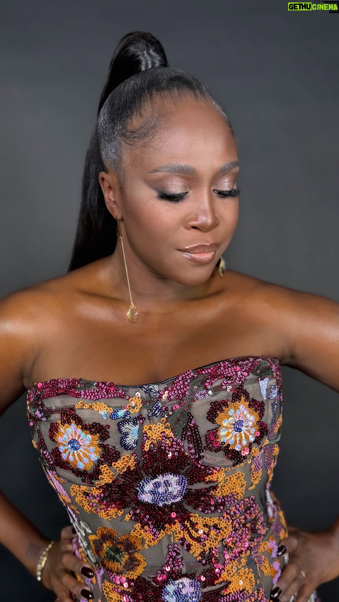 Motsi Mabuse - 12.2K Likes - Zuerst einmal ein großes Sorry an @renata_lusin & @marceggers – ihr habt eine großartige Performance abgeliefert und in dieser Staffel ist wirklich alles möglich… es ist so unvorhersehbar und spannend wie nie!
Ein riesiges Dankeschön an @geraldvanwindt , der die Opening-Nummer für @victoriaswarovski und mich choreografiert hat – und an alle wundervollen Professionals vor allem @valentinlusin & @evgenyvinokurov , die uns so stark unterstützt haben.
Wieder selbst zu tanzen hat mich tief daran erinnert, wie viel Respekt Tänzerinnen und Tänzer verdienen – für ihre Leidenschaft, Disziplin und Ausdruckskraft.
Es war eine emotionale, aufregende Show – und ich bin einfach nur dankbar, Teil davon zu sein.
Diese Show ist eine Mix aus Emotion, Energie und echtem Herzklopfen. Und sie hat mich auch daran wieder erinnert:
Wir haben nur dieses eine Leben – lasst es uns leben, spüren, feiern und wertschätzen. Happy Weekend
#LetsDance
#DankeRenateUndMarc
#OpeningMagic
#VictoriaUndMotsi
#TanzLiebe
#RespectForDancers
#TanzIstLeben
#Show6
#BackOnTheDancefloor
#EmotionenPur
#DancingQueen
#Gratitude
#Unvergesslich