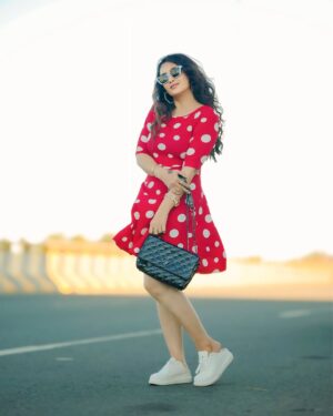 Mounika Dev Instagram - Adhi dha surprisuuuuu❤️

Photography @eyesofrp