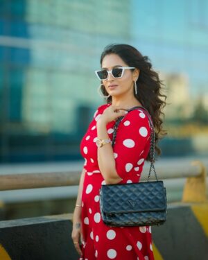 Mounika Dev Instagram - Adhi dha surprisuuuuu❤️

Photography @eyesofrp