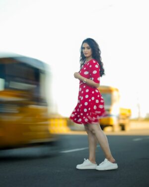 Mounika Dev Instagram - Adhi dha surprisuuuuu❤️

Photography @eyesofrp