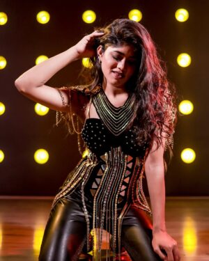 Mridhula korapati Instagram - Caption this ? 

Photographer and edit : @studiolumieres @kickyoga 
Location : @thechennaidancepalace 

#mridhulakorapati