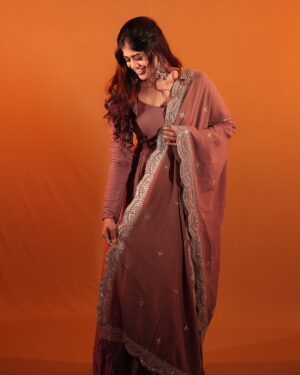 Mridhula korapati Instagram - Grateful for the little things that make life big ✨

Outfit : @surtisilk 
Photography : @studiolumieres @kickyoga