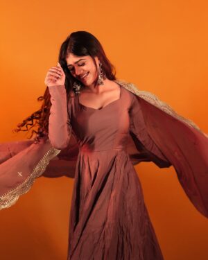 Mridhula korapati Instagram - Grateful for the little things that make life big ✨

Outfit : @surtisilk 
Photography : @studiolumieres @kickyoga