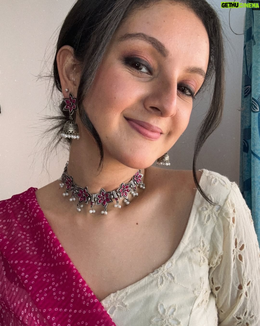 Mrinal Navell - 10.2K Likes - Moods that didn’t make it to the gram. 🪽🫶🏻☀️🎀🥂🩷
.
.
.
.
.
.
.
.
#love #insta #instagood #photooftheday #photography #art #ootd #fashion #mrinalnavell #reels #trending #artist #healing #dump
(Insta, love, fyp, ootd , trending, artist,mumbai,actor,dump)