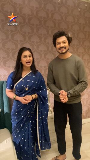 Mrunal Dusanis Instagram - आज सादर होत आहे 'लग्नानंतर होईलच प्रेम' मालिकेचा 100 वा भाग....

आपण या 100 भागांच्या प्रवासात मोलाची साथ दिलीत आणि भरभरून प्रेम केलंत, त्याबद्दल सर्व प्रेक्षकांचे मनःपूर्वक आभार..!!
त्याचबरोबर या मालिकेचे निर्माते, दिग्दर्शक, कलाकार,लेखक, तंत्रज्ञ या सगळ्यांचे मनःपूर्वक अभिनंदन आणि आभार..!!
आतापर्यंत दिलेली साथ आणि प्रेम असंच पुढे राहो, हीच प्रार्थना..!

#LagnaNantarHoilachPrem #StarPravah
@seventhsensemedia @shashankgsolanki
@mrunaldusanis_official @vijayandalkar @dnyanadaramtirthkar  @viveksangle06 
@avinash.narkar @rujutadeshmukhofficial @dnyanaeshwari  @pihugosavi @actresskashmira @sanyogeetabhave @shreyashkadam18 @snehlchandwadkar @vishal_kulthe_official 
@prasanna.ketkar  @aabhavelankar  @anushka_pimputkar_official @janhavipanshikar 
@chaitali_jadhav1234 @prajaktakhollam_ 
@swapniil.pawar @sunil.jadhav03 @chaitali_jadhav1234 
@paranjape_sakshi