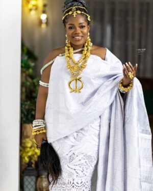 Mzbel Instagram - May this Independence Day bring fortune and success for each and every one of us. May our country see more progress in the coming years! Happy Independence Day!
Outfit @bukiefabrix
Royal Accessories @sarng_creations
Makeup @feby_aileen
Skincare @pinamangcosmetics 
Photo @clik_shot_it