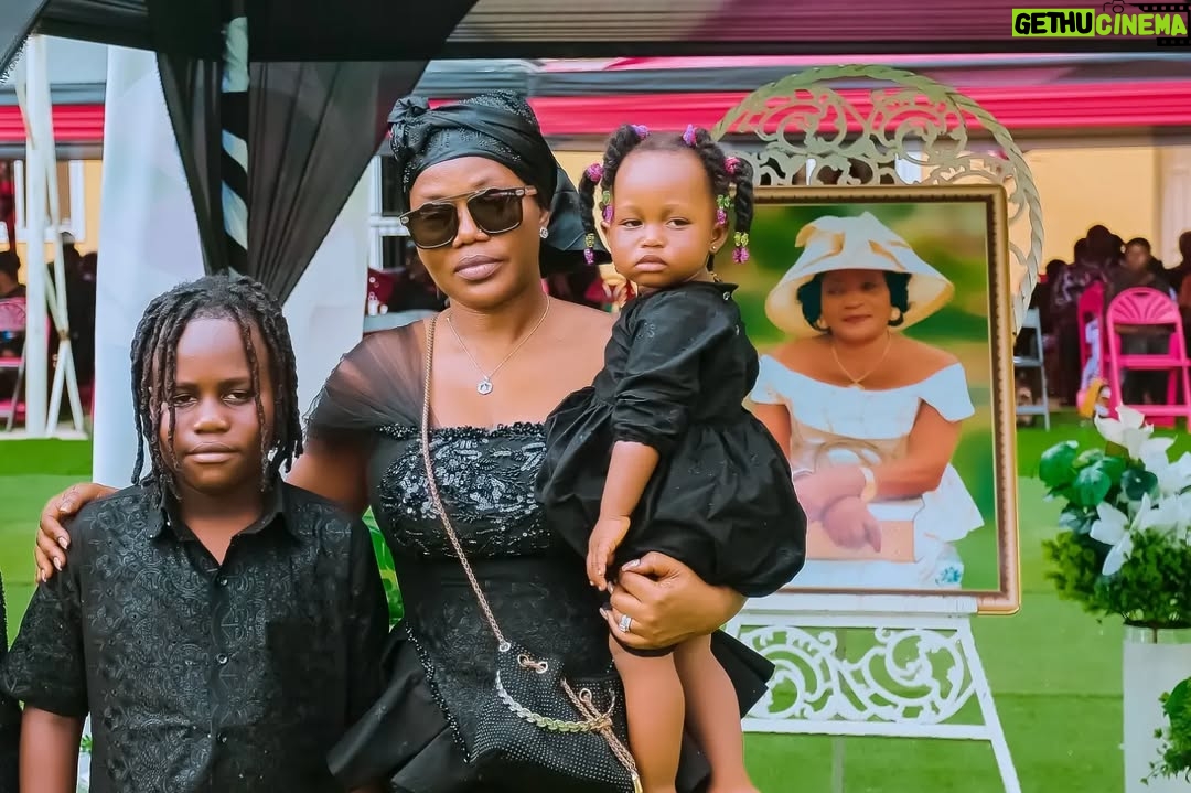 Mzbel - 11.8K Likes - Thank u to those who wept with us, those who called us, those who prayed for us, those who came over with soothing and comforting words, those who even sat with us without saying anything,
Your gifts, donations, warm thoughts and hours invested went a long way to help us bare the pain in our difficult times and grief
We are eternally grateful 🙏🏾