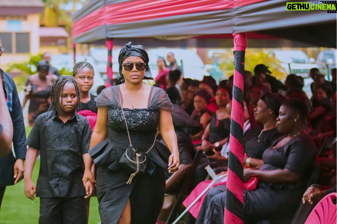 Mzbel - 11.8K Likes - Thank u to those who wept with us, those who called us, those who prayed for us, those who came over with soothing and comforting words, those who even sat with us without saying anything,
Your gifts, donations, warm thoughts and hours invested went a long way to help us bare the pain in our difficult times and grief
We are eternally grateful 🙏🏾