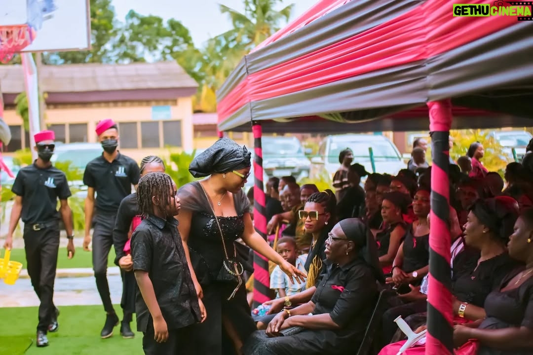 Mzbel - 11.8K Likes - Thank u to those who wept with us, those who called us, those who prayed for us, those who came over with soothing and comforting words, those who even sat with us without saying anything,
Your gifts, donations, warm thoughts and hours invested went a long way to help us bare the pain in our difficult times and grief
We are eternally grateful 🙏🏾