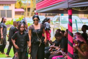 Mzbel Instagram - Thank u to those who wept with us, those who called us, those who prayed for us, those who came over with soothing and comforting words,  those who even sat with us without saying anything, 

Your gifts,  donations, warm thoughts and hours invested went a long way to help us bare the pain in our difficult times and grief

We are eternally grateful 🙏🏾