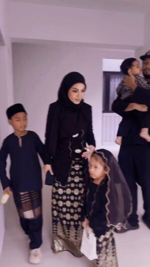 Nad Zainal Instagram - Riuh raya dengan @fita_malaysia 

insyallah kekal berbau harum waktu emergency nanti

🤣