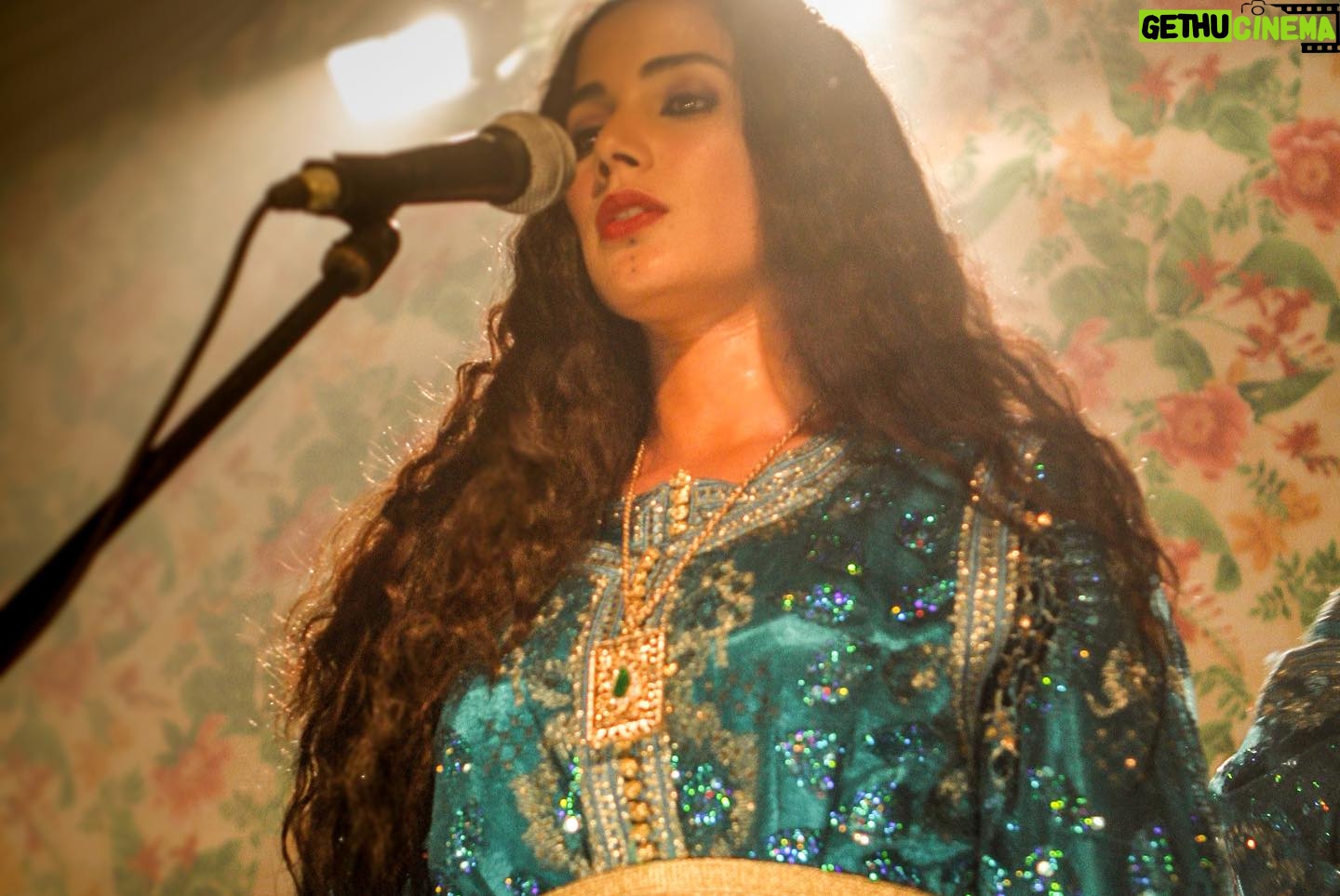 Nadia Kounda - 3.3K Likes - Il y’a quelques années nous avons tourné le film « Mon père n’est pas mort » et voilà qu’il sort dans les salles de cinéma bientôt 🇲🇦
Réalisé par @adil_el_fadili_
Avec @abdenbielbeniwi.officiel @lotfi_omar @hibahaddou @fatimaattif
Milles merci pour ces souvenirs @maroon_ahlam 📸