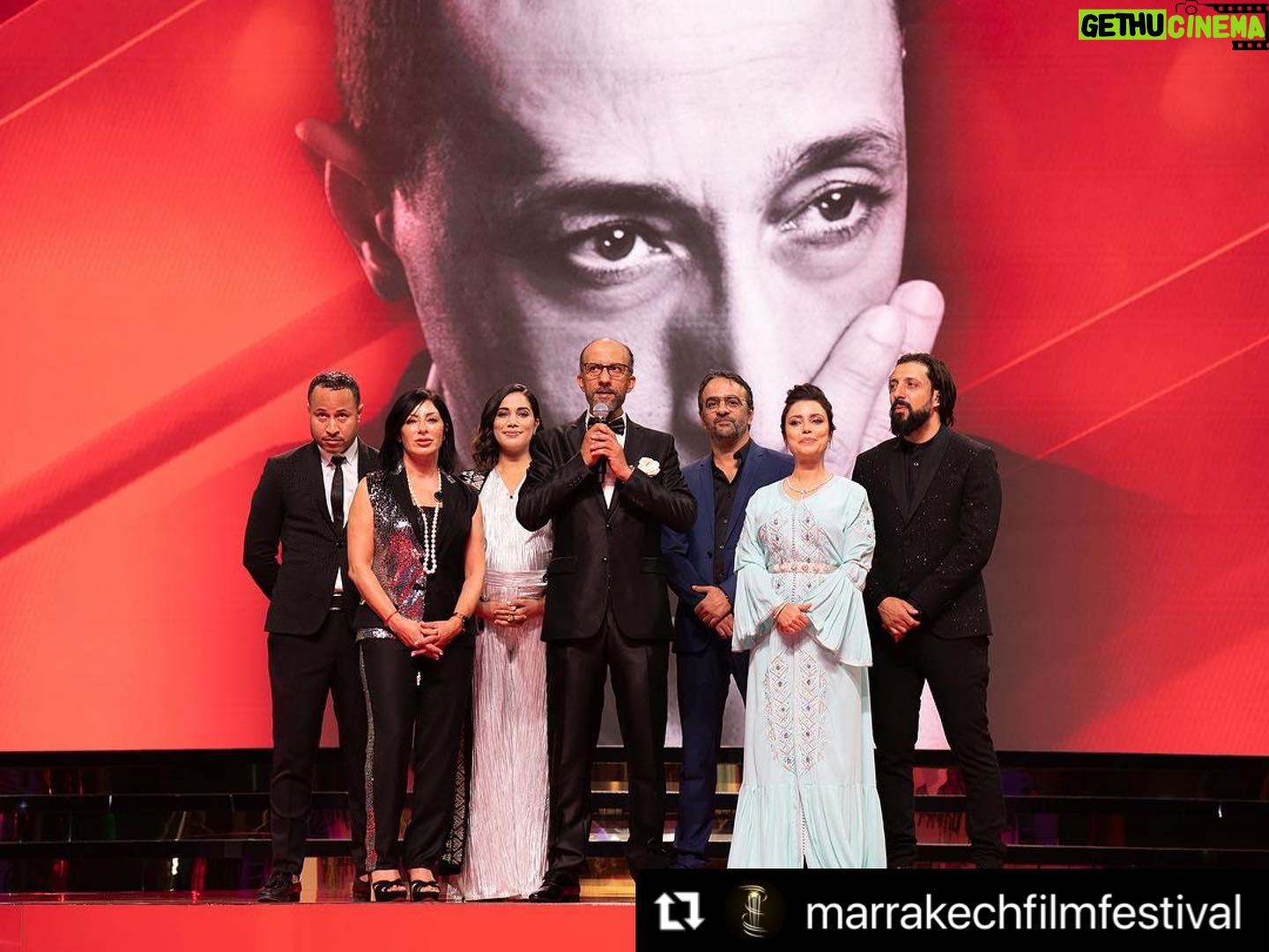 Nadia Kounda - 2.5K Likes - Une soirée auprès de mes chers partenaires de jeu pour rendre hommage au Realisateur Faouzi bensaidi, l’ami ♥️ et le cinéaste ♥️
#Repost @marrakechfilmfestival with @use.repost
・・・
TRIBUTE NIGHT 💫 : Faouzi Bensaïdi’s enchanting aura filled the room as cinema family honored him with a 25-year legacy Golden Star. Bensaïdi was welcomed on the stage of the #marrrakechfestival by Nezha Rahil, Nadia Kounda, Hajar Graigaa, Fehd Benchemsi, Rabii Benjhail, Mouhcine Malzi and Abdelhadi Talbi. #20thedition
ليلة التكريم 💫: ملأت نسمة فوزي بنسعيدي الساحرة الغرفة حيث كرمته عائلة السينما بالنجمة الذهبية على 25 عامًا من فنه. وكان في استقبال بنسعيدي على خشبة #مهرجان_مراكش نزهة راحيل ونادية كوندا وهاجر كريكع وفهد بنشمسي وربيع بن جهيل ومحسن ملزي وعبد الهادي الطالبي. #الدورة_العشرون