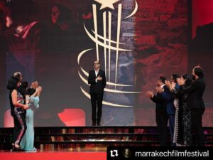 Nadia Kounda Instagram - Une soirée auprès de mes chers partenaires de jeu pour rendre hommage au Realisateur Faouzi bensaidi, l’ami ♥️ et le cinéaste ♥️ 

 #Repost @marrakechfilmfestival with @use.repost
・・・
TRIBUTE NIGHT 💫 : Faouzi Bensaïdi’s enchanting aura filled the room as cinema family honored him with a 25-year legacy Golden Star. Bensaïdi was welcomed on the stage of the #marrrakechfestival by Nezha Rahil, Nadia Kounda, Hajar Graigaa, Fehd Benchemsi, Rabii Benjhail, Mouhcine Malzi and Abdelhadi Talbi. #20thedition 

ليلة التكريم 💫: ملأت نسمة فوزي بنسعيدي الساحرة الغرفة حيث كرمته عائلة السينما بالنجمة الذهبية على 25 عامًا من فنه. وكان في استقبال بنسعيدي على خشبة #مهرجان_مراكش نزهة راحيل ونادية كوندا وهاجر كريكع وفهد بنشمسي وربيع بن جهيل ومحسن ملزي وعبد الهادي الطالبي. #الدورة_العشرون