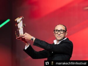 Nadia Kounda Instagram - Une soirée auprès de mes chers partenaires de jeu pour rendre hommage au Realisateur Faouzi bensaidi, l’ami ♥️ et le cinéaste ♥️ 

 #Repost @marrakechfilmfestival with @use.repost
・・・
TRIBUTE NIGHT 💫 : Faouzi Bensaïdi’s enchanting aura filled the room as cinema family honored him with a 25-year legacy Golden Star. Bensaïdi was welcomed on the stage of the #marrrakechfestival by Nezha Rahil, Nadia Kounda, Hajar Graigaa, Fehd Benchemsi, Rabii Benjhail, Mouhcine Malzi and Abdelhadi Talbi. #20thedition 

ليلة التكريم 💫: ملأت نسمة فوزي بنسعيدي الساحرة الغرفة حيث كرمته عائلة السينما بالنجمة الذهبية على 25 عامًا من فنه. وكان في استقبال بنسعيدي على خشبة #مهرجان_مراكش نزهة راحيل ونادية كوندا وهاجر كريكع وفهد بنشمسي وربيع بن جهيل ومحسن ملزي وعبد الهادي الطالبي. #الدورة_العشرون