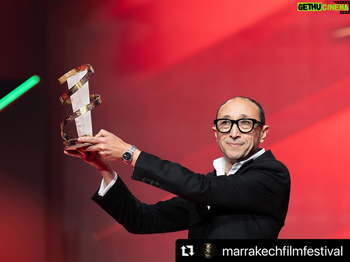Nadia Kounda - 2.5K Likes - Une soirée auprès de mes chers partenaires de jeu pour rendre hommage au Realisateur Faouzi bensaidi, l’ami ♥️ et le cinéaste ♥️
#Repost @marrakechfilmfestival with @use.repost
・・・
TRIBUTE NIGHT 💫 : Faouzi Bensaïdi’s enchanting aura filled the room as cinema family honored him with a 25-year legacy Golden Star. Bensaïdi was welcomed on the stage of the #marrrakechfestival by Nezha Rahil, Nadia Kounda, Hajar Graigaa, Fehd Benchemsi, Rabii Benjhail, Mouhcine Malzi and Abdelhadi Talbi. #20thedition
ليلة التكريم 💫: ملأت نسمة فوزي بنسعيدي الساحرة الغرفة حيث كرمته عائلة السينما بالنجمة الذهبية على 25 عامًا من فنه. وكان في استقبال بنسعيدي على خشبة #مهرجان_مراكش نزهة راحيل ونادية كوندا وهاجر كريكع وفهد بنشمسي وربيع بن جهيل ومحسن ملزي وعبد الهادي الطالبي. #الدورة_العشرون