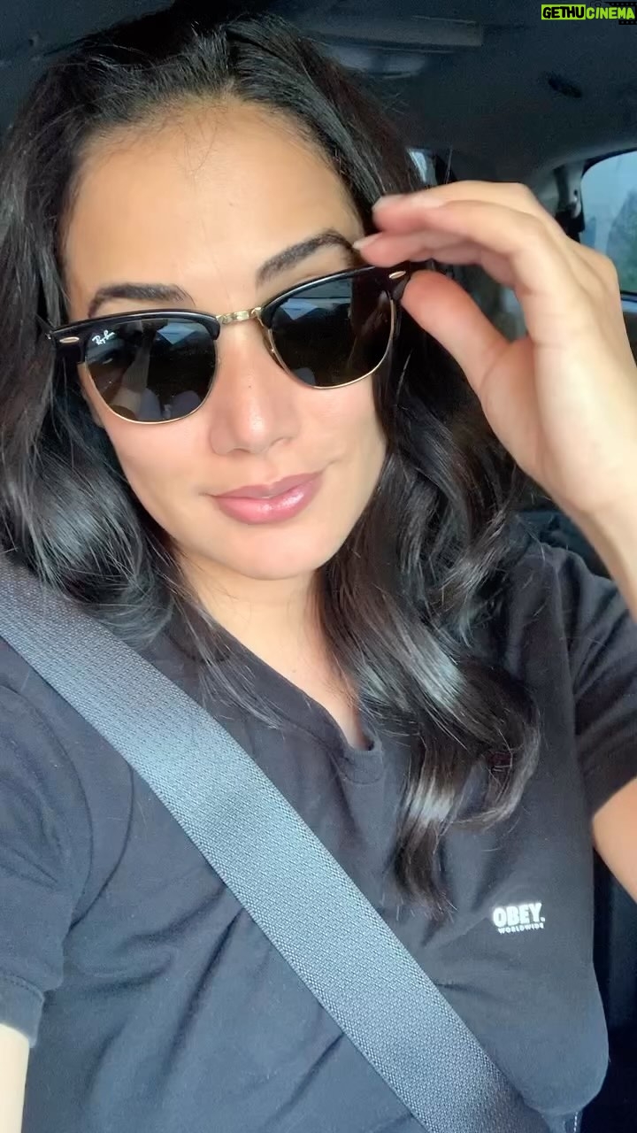 Nadia Kounda - 4.5K Likes - Fin de tournage - Quand j’arrive au plateau de tournage (surtout entre 5h et 7h du matin ) je suis siiiii heureuse de me faire maquiller par les belles fées 💕Mais J’aime encore le moment où je ME DÉMAQUILLE sur le chemin du retour 🥰 à la maison 🏡 !