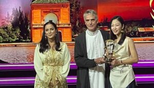 Nadia Kounda Instagram - Retour en arrière  @marrakechfilmfestival 
2022 cérémonie de clôture avec Mr Jeremy irons 🤗
#joursdete #faouzibensaidi