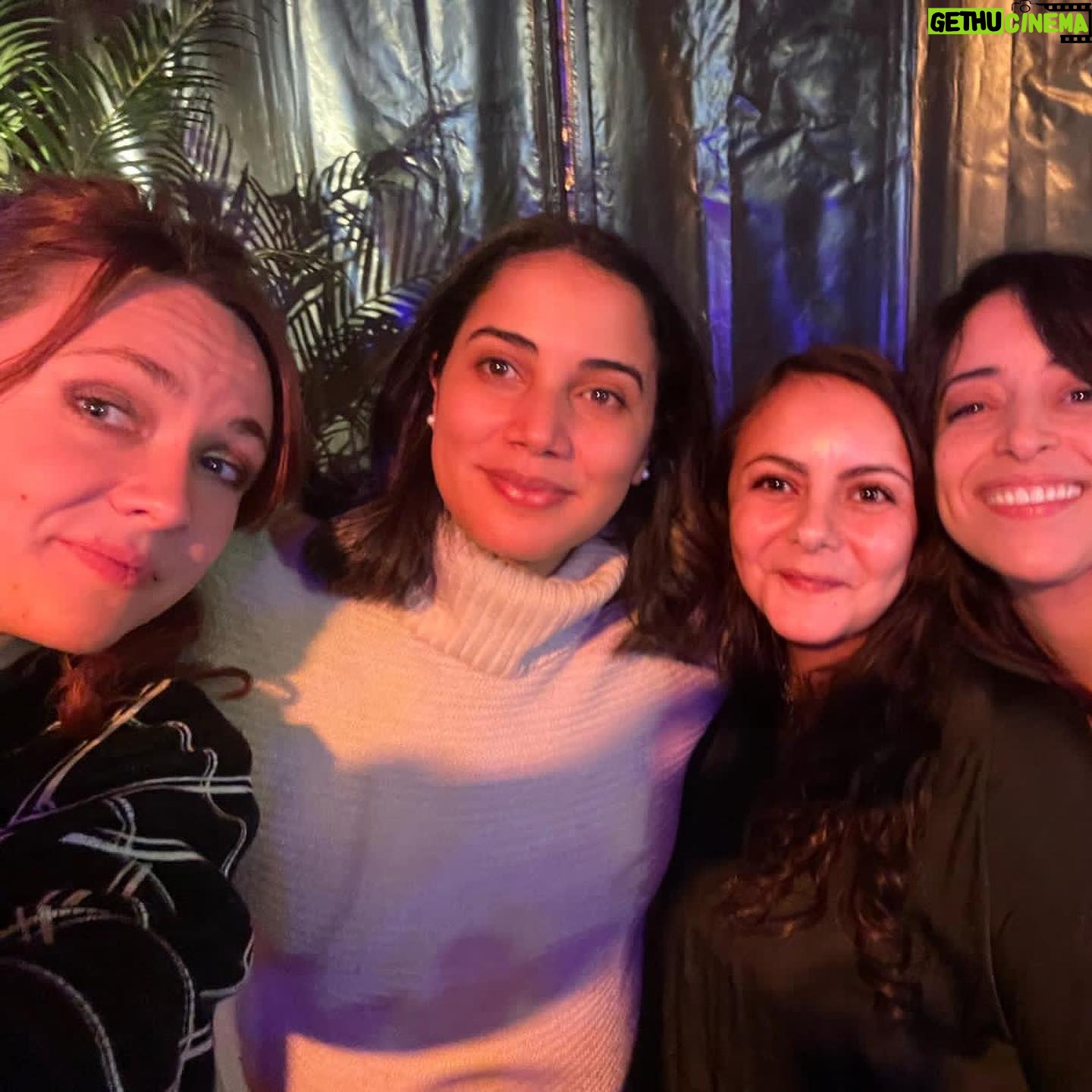 Nadia Kounda - 4.6K Likes - Après 3 films par jour 🤗 un super jury, de la bonne compagnie, de la bonne 🍝 ! Et un gros rhume. Une cérémonie de clôture et deux films récompensés . #simplecommesylvain de #moniachokri et #makingof de #cédric_kahn
Merci team @fifcl 💪🏼♥️