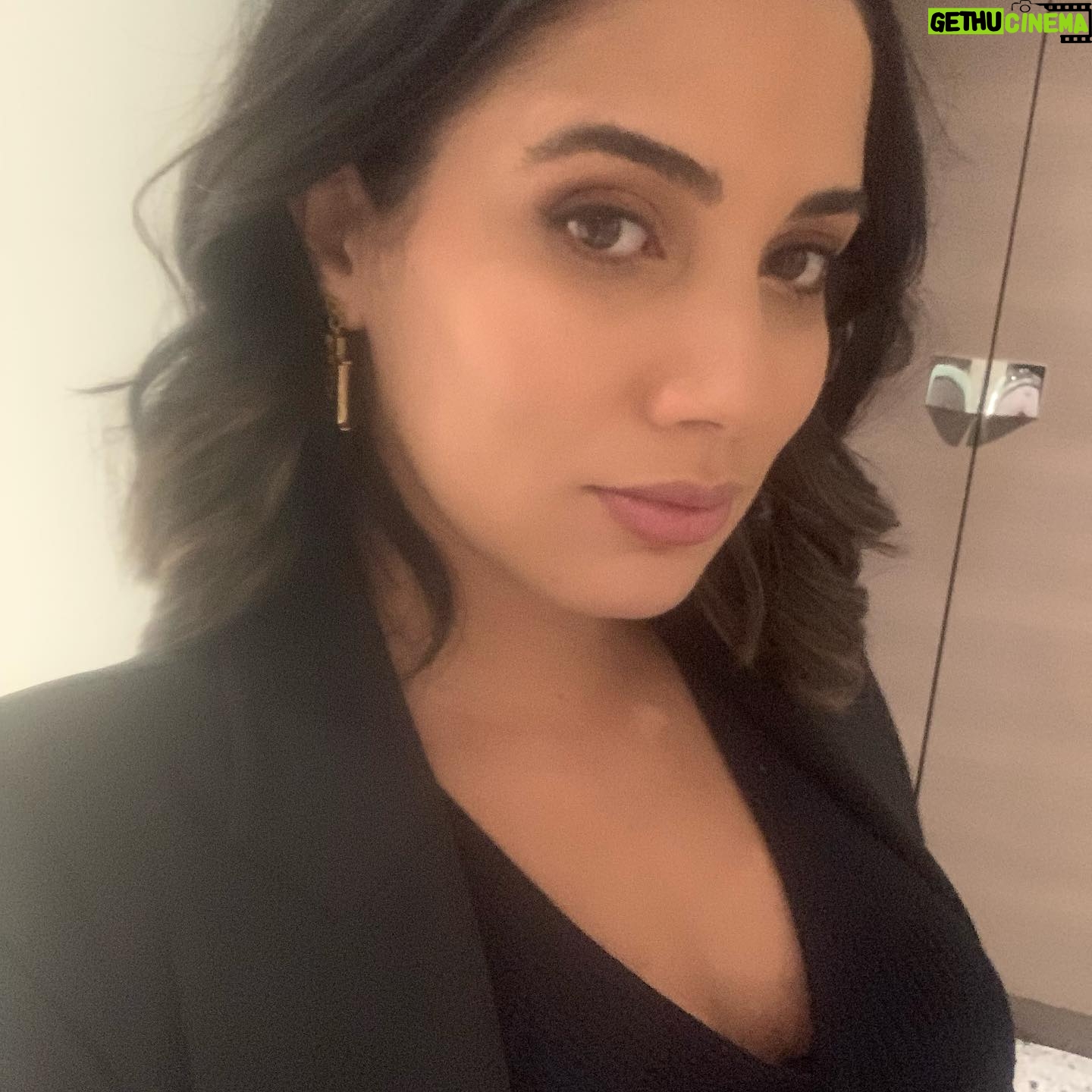 Nadia Kounda - 4.6K Likes - Après 3 films par jour 🤗 un super jury, de la bonne compagnie, de la bonne 🍝 ! Et un gros rhume. Une cérémonie de clôture et deux films récompensés . #simplecommesylvain de #moniachokri et #makingof de #cédric_kahn
Merci team @fifcl 💪🏼♥️