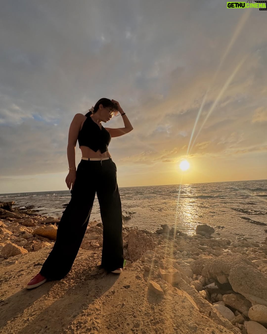Nadine Rassi - 20.9K Likes - الكِلّ بدّو يعيش براحة
والكِلّ ما بيحكوا الصراحة
حتّى الصُّلح بيِنبَنى عا كذبة
وبالكِذب ما في راحة ‼️
#نادين_الراسي
#nr #actress #lebanon