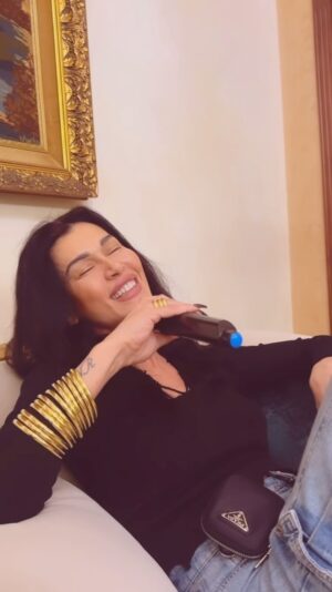 Nadine Rassi Instagram - صَوتَك عايِش فِيّي مع كلّ دقّة قلب و صلاة  وغنّيّة .
#جورج_الراسي #نادين_الراسي