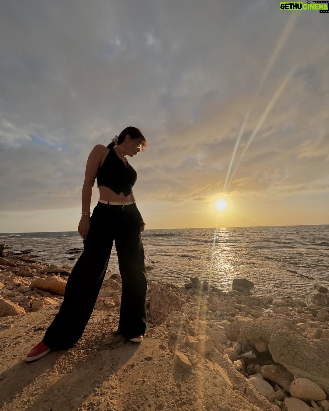 Nadine Rassi - 20.9K Likes - الكِلّ بدّو يعيش براحة
والكِلّ ما بيحكوا الصراحة
حتّى الصُّلح بيِنبَنى عا كذبة
وبالكِذب ما في راحة ‼️
#نادين_الراسي
#nr #actress #lebanon
