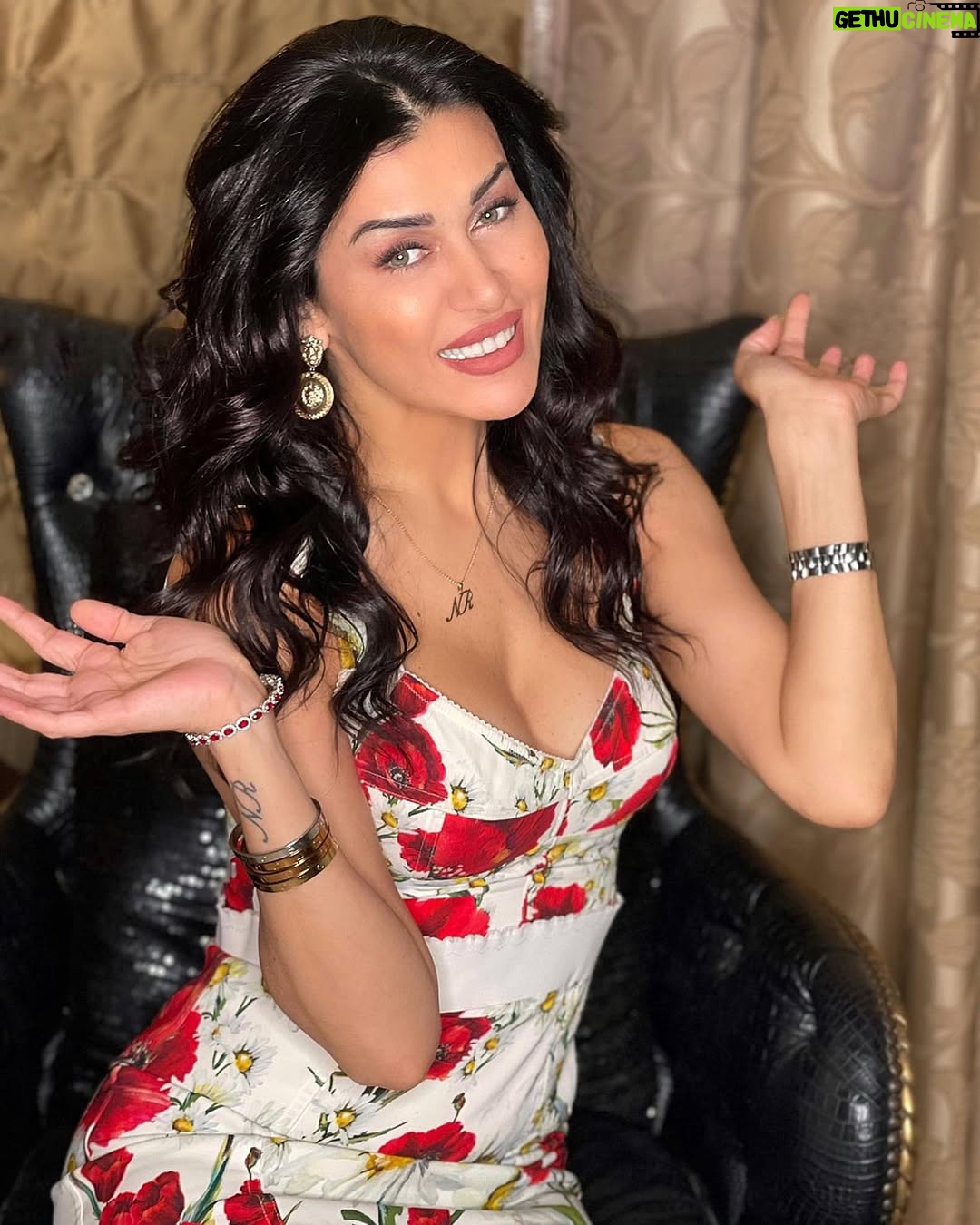 Nadine Rassi - 21K Likes - بالرّغم من كلّ المأساة والحُروب والظلم والبطش اللي عم نعيشوا قرَّب زَمَن الميلاد زمن المحبّة والسلام والصلاة والتسامُح والتصالُح مع الذات أوّلًا 🙏🏻❤️
لا شَكّ قلوبنا اسودّت من الحزن ودموعنا ودمّنا ووَجعنا تخاوو بكتير من المشاهِد بسّ هيدا ما بيعني إنّو إيمانّا بالحياة وبألله بيمنعنا نمزُج ألوانّا الحزينة والغاضبة ونِرسُم بريشة المحبّة كلمة " نحنُ أبناء ألله " "نحنُ أبناء الحياة "
مِش بَسّ أنا مَوجوعا نحنا كلّنا موجوعين فخَلّينا نصلّي لبعض على نيّة بعض واللي بيكرَهنا وآذينا قبل اللي بيحبّنا 🙏🏻🙌🏻
عند ربّنا ما في شي بيضيع وإنتوا عالأرض ما تضيّعوا الوقت !! #الوقت
#نادين_الراسي
#actress #lebanon🇱🇧 #NR #nadinerassi