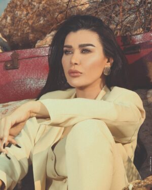 Nadine Rassi Instagram - فطر سعيد ومُبارَك 🙏🏻
أعادَهُ الله عليكُم بالسلام والمحبّة 🌹

Styled by: @_zakissa 
Hair by: @robertmaalouf 
Makeup by: @lena.ibrahim.mua 
Outfit: @cosmo.leb 
Photographer: @zobiansaadofficiall 
Nails by: @despinabeautyinstitute