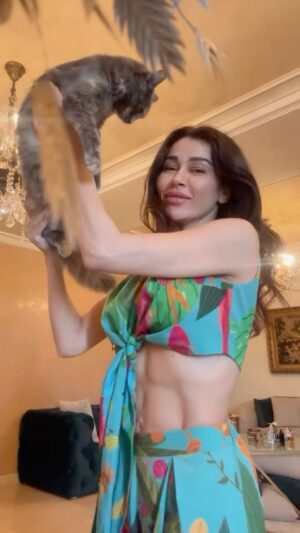Nadine Rassi Instagram - يَعني الدُّنيا حَتِحلَوّ 😍🤣🤣

My mood today with my adopted baby Nana 🐈‍⬛
Have a wonderful weekend people ❤️

@jujulelemonie ❤️🎨

#NR 
#nr 

#نادين_الراسي 

#nadinerassi 
#nadineelrassi_my_heart 
#nadineelrassi #نادين_الراسي
actor #celebreties #lebanon #beirut #color
